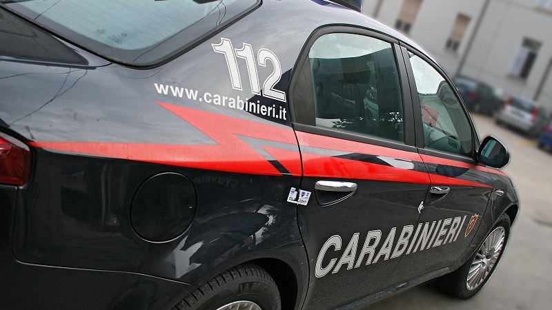 Ruba le chiavi di casa a un’anziana e le porta via i gioielli: beccato dai carabinieri
