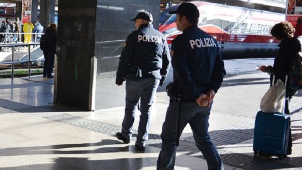 Rubano la borsa a una passeggera mentre compila l’autocertificazione: arrestati