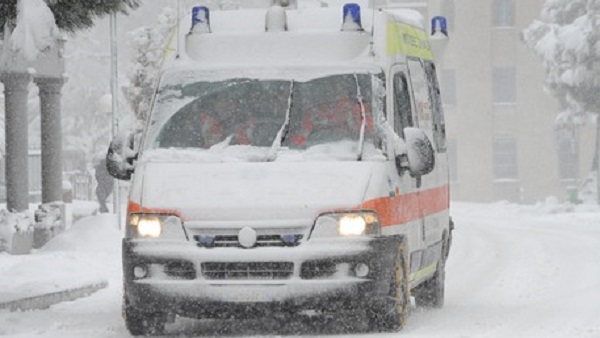 29enne fugge con il figlio di 18 mesi dopo aver accoltellato la compagna al collo