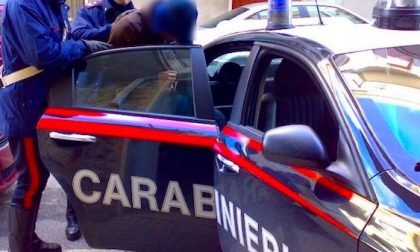Accoltella la compagna al volto davanti ai bambini piccoli: fermato dai carabinieri