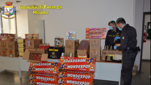 Botti illegali, maxi sequestro a Rozzano: scoperti 120 chili di fuochi
