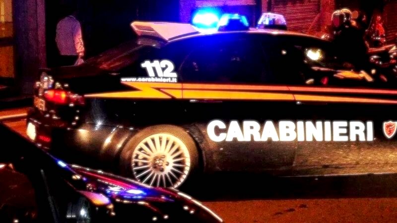 Calci e pugni in faccia alla compagna: 28enne fermato dai carabinieri