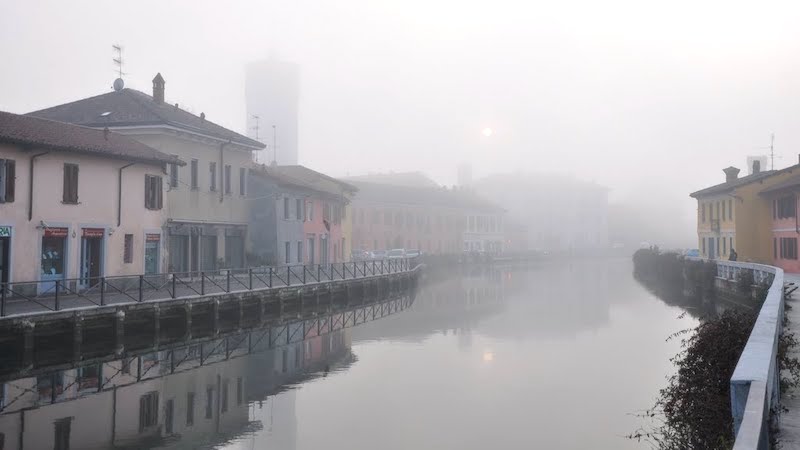 Donna cade nelle acque gelide del Naviglio, la salva il consigliere Enrico Baj