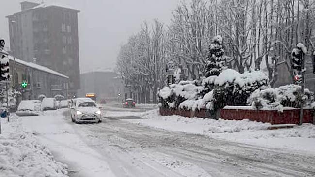 Emergenza neve a Milano e hinterland, disagi nella circolazione, alberi caduti e interventi del 118