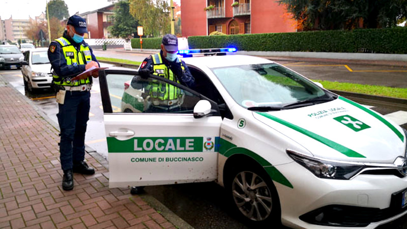Festa in casa con amici, poi lancia arance dal balcone sui passanti: denunciato minorenne