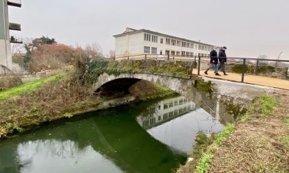 Riapre dopo un anno l’antico ponte sul Naviglio Pavese