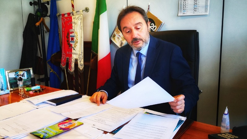 Il sindaco replica alle accuse della Lega: “Il banchetto? In aiuto dei cittadini”