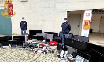 Palazzo occupato, nelle cantine i poliziotti trovano tv, Playstation, tablet e pc