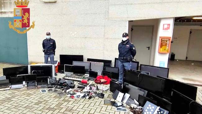 Palazzo occupato, nelle cantine i poliziotti trovano tv, Playstation, tablet e pc