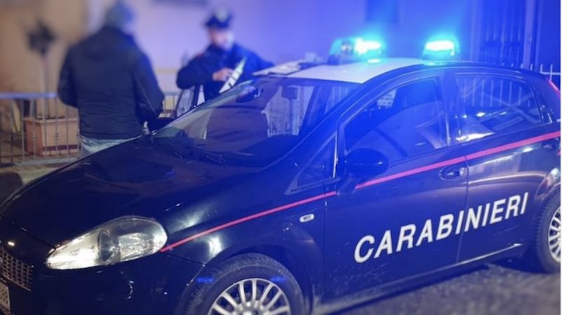Picchia la compagna e tenta di darle fuoco: la salva il vicino che chiama il 112