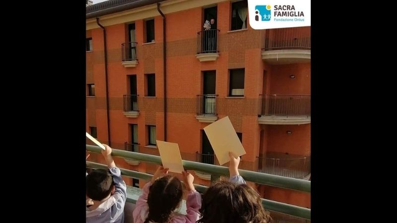 Il rito dei piccoli alunni che si affacciano per salutare “nonno Ugo”, ospite della rsa