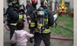 Incendio nelle cantine, evacuato palazzo a Milano FOTO