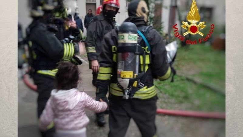 Incendio nelle cantine, evacuato palazzo a Milano FOTO