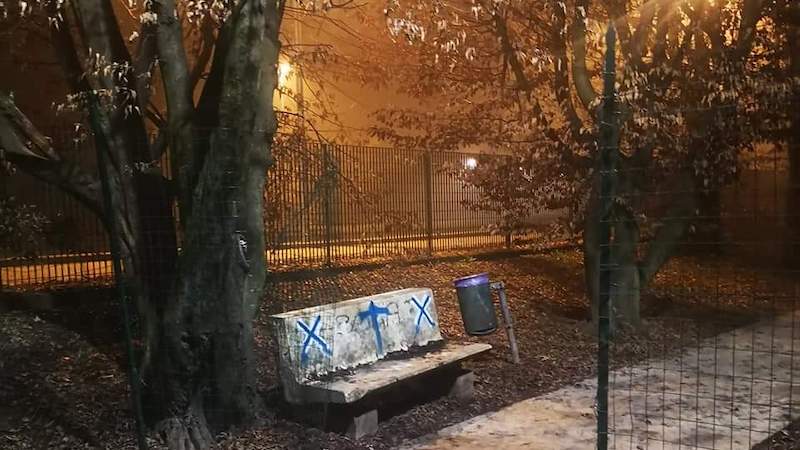 Sabotaggio nel giardino della scuola Robbiolo: tagliata la rete di protezione