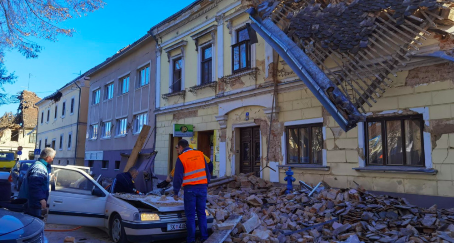 Un forte terremoto di magnitudo superiore a 6 ha colpito Petrinja in Croazia – FOTO