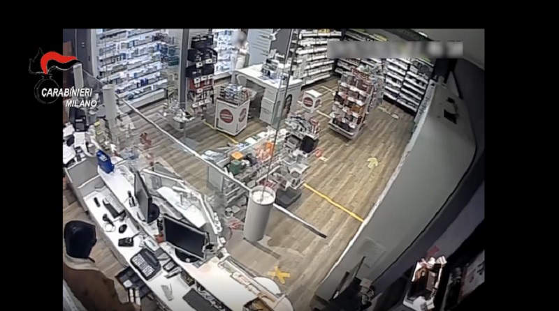 Rapina la farmacia e ruba il telefono alle commesse: tradito da una chiamata