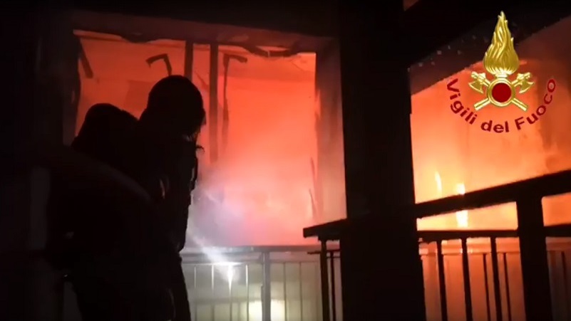 Incendio nella scuola Pisacane, distrutta la segreteria, tre piani inagibili. VIDEO