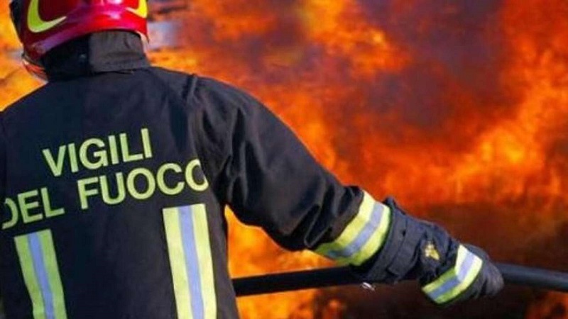 Incendio in un appartamento a Corsico, due feriti e palazzo senza corrente per ore