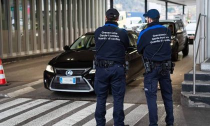 Coppia aggredisce una donna per rubare la macchina e scappare in Svizzera: arrestati