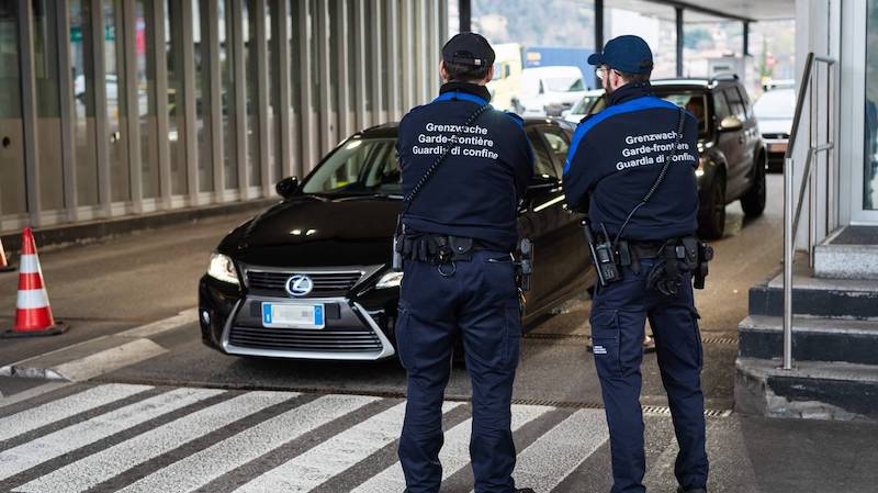 Coppia aggredisce una donna per rubare la macchina e scappare in Svizzera: arrestati