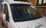 Vandali spaccano il parabrezza dell'ambulanza della Croce Verde Baggio: fuori uso il mezzo