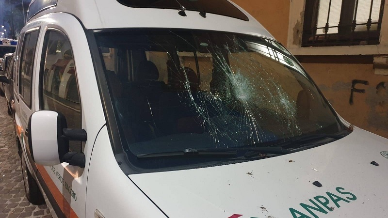 Vandali spaccano il parabrezza dell’ambulanza della Croce Verde Baggio: fuori uso il mezzo