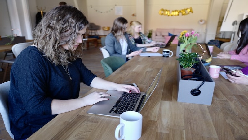 Crisi economica, diminuiscono le imprese al femminile: i dati nell’infografica GoDaddy