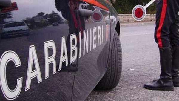 Calci e pugni a un 15enne per rubargli il telefono: arrestato coetaneo
