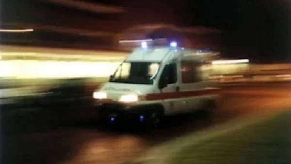 Investito mentre attraversa la strada provinciale: 22enne in condizioni serie