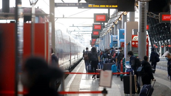 Rubano la borsa a una donna con dentro 6mila euro in contanti e aggrediscono la polizia
