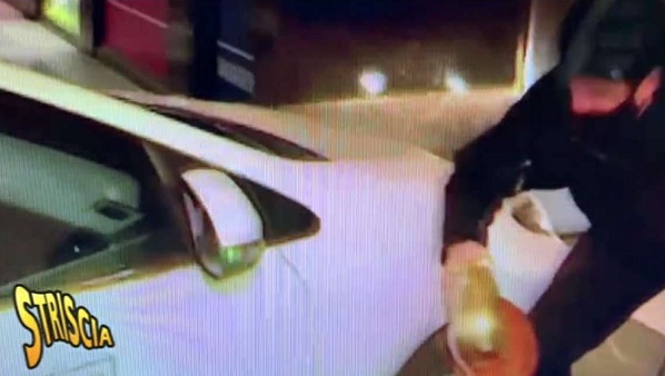 Staffelli investito da un taxi mentre consegna il tapiro a Bolle