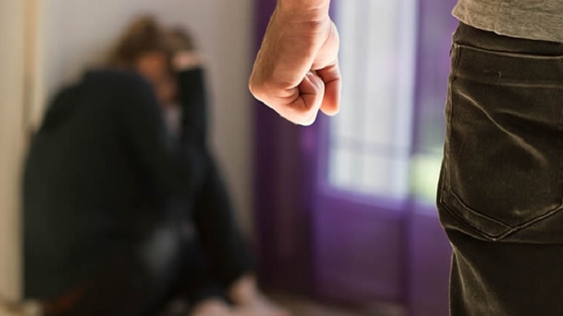 Denuncia il marito per violenze, lui sfonda la porta e la minaccia di morte: arrestato