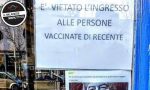 "Vietato l'ingresso alle persone vaccinate di recente", il cartello esposto da un negozio di Milano