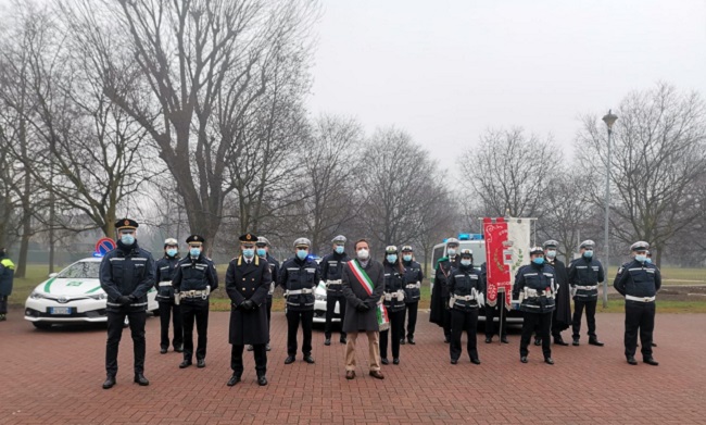 Agenti premiati durante la celebrazione al patrono della polizia locale
