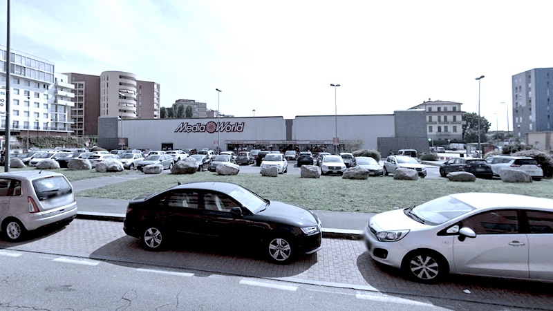 Cede una grata del parcheggio: gravi due uomini precipitati