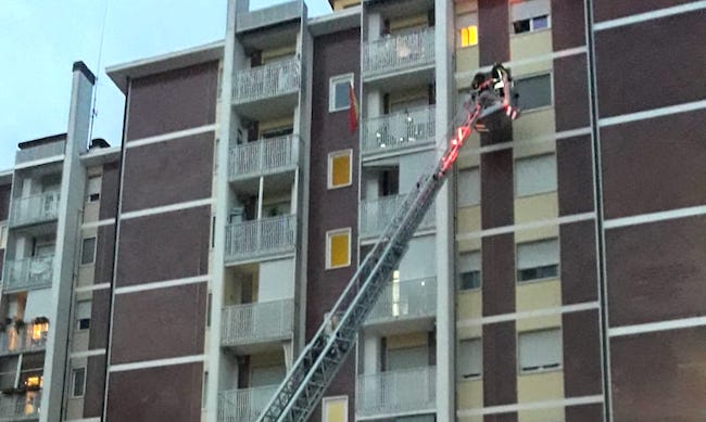 Condannato a 6 anni di carcere l’uomo che minacciò di gettare i figli dal balcone