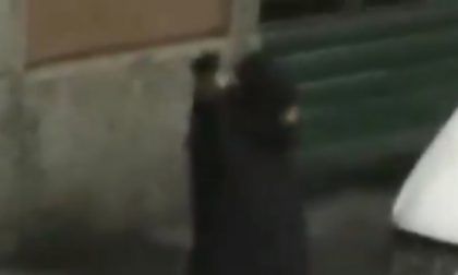 Festeggia Capodanno sparando con una pistola in strada VIDEO