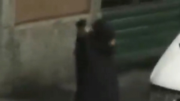Festeggia Capodanno sparando con una pistola in strada VIDEO