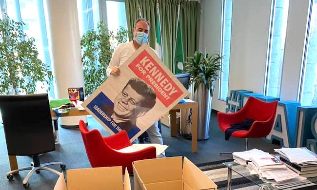 Gallera fa gli scatoloni e condivide sui social il trasloco dalla Regione