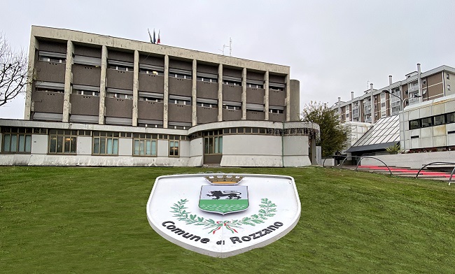 Lo stemma della città sul prato davanti al Municipio