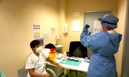 Immunità di massa entro agosto: a Milano servono 22702 vaccini anti Covid al giorno