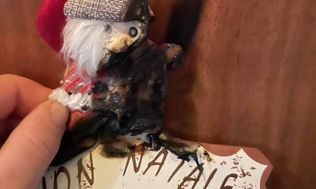 Incendiata decorazione sulla porta di un appartamento: “Vigliacchi, gesto pericoloso”