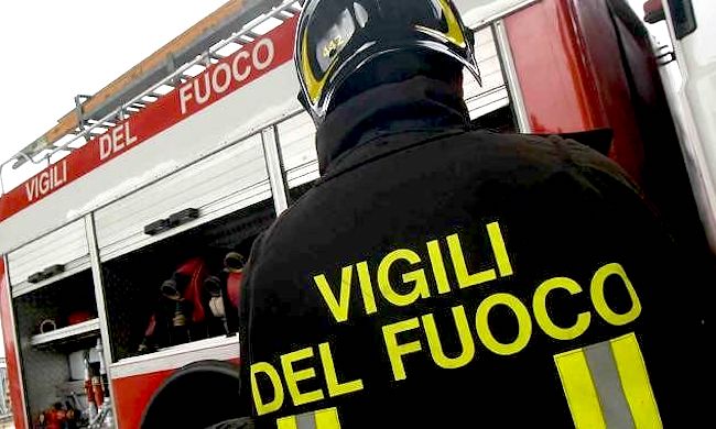Incendio in appartamento: anziano portato in ospedale
