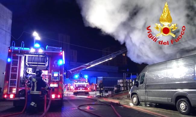 Incendio al magazzino Amazon, dipendenti salvati da ambulanza di passaggio