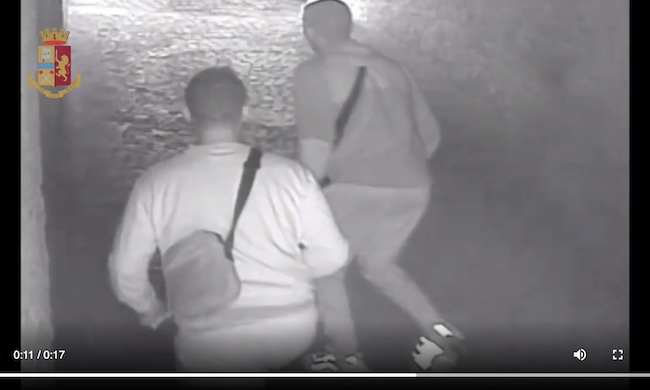 Picchiano, violentano e derubano una donna: arrestati due ventenni VIDEO
