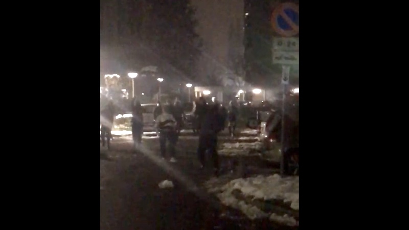 Pompieri aggrediti da ragazzi mentre spegnevano le fiamme in strada