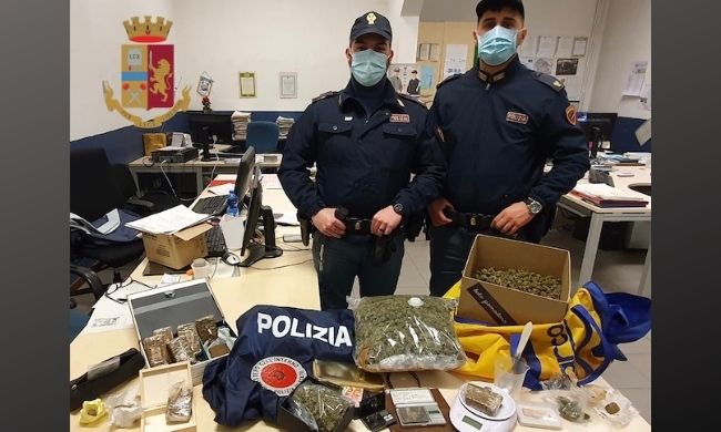 Droga negli slip e borsoni di marijuana nascosti in soffitta: arrestato 20enne