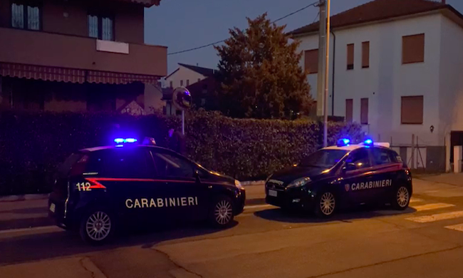 Perseguita la ex compagna e la picchia in strada: arrestato – VIDEO