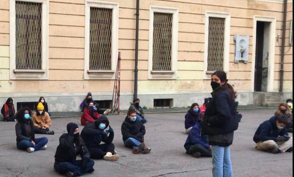 “Riaprire subito le scuole”, gli studenti del Manzoni protestano e occupano il cortile