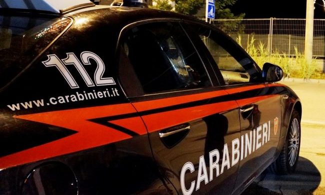 Strangola la moglie novantenne malata di Alzheimer